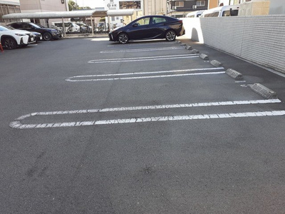 【駐車場】 | ポーシェガーデン２ | 駐車場があるので、車を買う予定の方も安心です