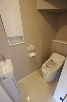 【トイレ】 | 【仲介手数料無料！！】多摩市和田　新築戸建て（全9区画）6号棟　5000万円 | 1階トイレ（タンクレス・手洗い付き）