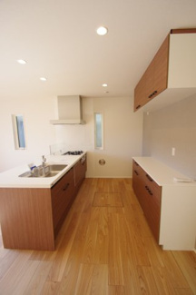 【キッチン】 | 【仲介手数料無料！！】多摩市和田　新築戸建て（全9区画）6号棟　5000万円 | 備え付けのカップボード（食器棚付）