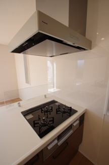 【キッチン】 | 【仲介手数料無料！！】多摩市和田　新築戸建て（全9区画）6号棟　5000万円 | フラット型レンジフード