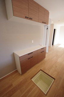 【キッチン】 | 【仲介手数料無料！！】多摩市和田　新築戸建て（全9区画）6号棟　5000万円 | 食器棚（カップボード）