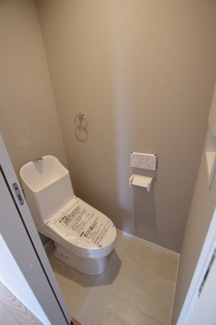 【トイレ】 | 【仲介手数料無料！！】多摩市和田　新築戸建て（全9区画）6号棟　5000万円 | 2階トイレ