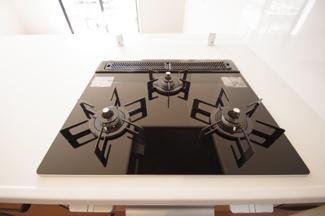 【キッチン】 | 【仲介手数料無料！！】多摩市和田　新築戸建て（全9区画）6号棟　5000万円 | ガラストップコンロ