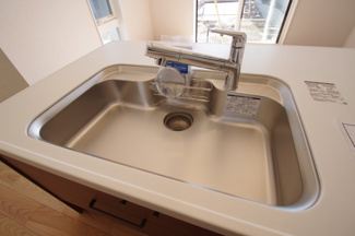 【キッチン】 | 【仲介手数料無料！！】多摩市和田　新築戸建て（全9区画）6号棟　5000万円 | 浄水器付き水栓