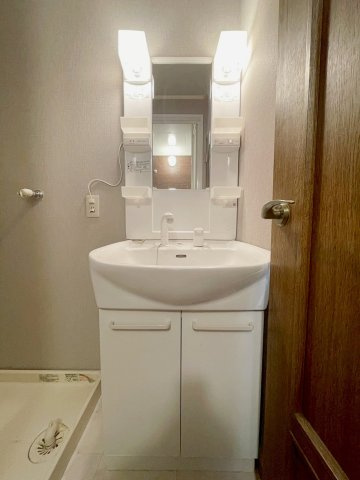 ボナミ田中ハイツの洗面所|明るい洗面所です