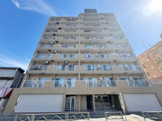 【外観】 | 青空によく映える建物です。手入れの行き届いた外壁やマンション正面エントランスなど、綺麗な姿をぜひ一度、現地にてご覧ください。～即日のご見学可能～　お問合せはお気軽にどうぞ。
