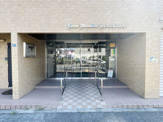 【エントランス】 | オートロックを備えた、マンションのエントランス。やはりセキュリティの観点は欠かすことができません。皆様を“安全”に送り出し、出迎えてくれます。～即日のご見学可能～　お問合せはお気軽にどうぞ。