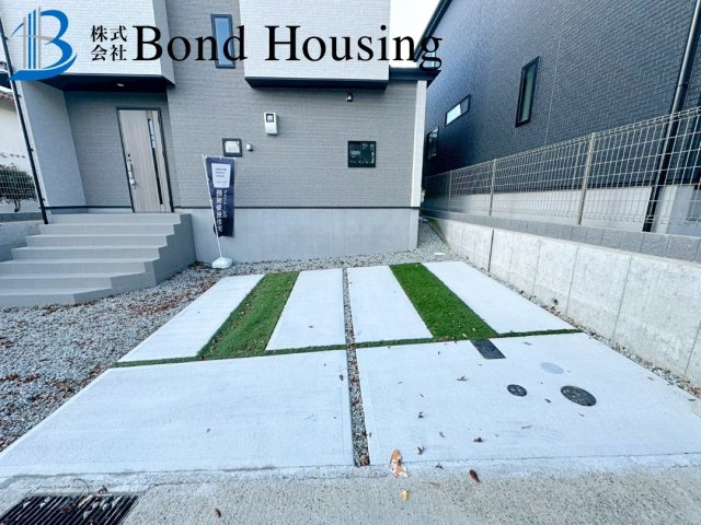 「南東角地」「LDK19帖」神陵台8丁目 全2棟 2号棟の駐車場