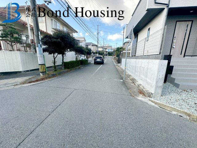 「南東角地」「LDK19帖」神陵台8丁目 全2棟 2号棟の前面道路含む現地写真