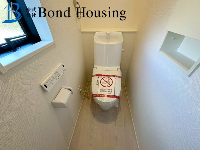 「お車並列2台駐車可」「長期優良住宅」神陵台8丁目 全2棟 1号棟のトイレ