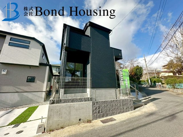 「お車並列2台駐車可」「長期優良住宅」神陵台8丁目 全2棟 1号棟の前面道路含む現地写真