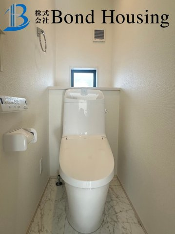 「お車並列2台駐車可」「長期優良住宅」神陵台8丁目 全2棟 1号棟のトイレ