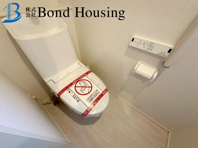 「お車並列2台駐車可」「長期優良住宅」神陵台8丁目 全2棟 1号棟のトイレ