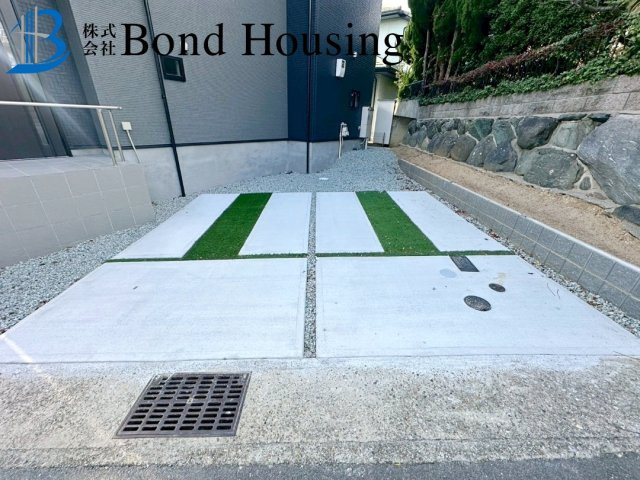 「お車並列2台駐車可」「長期優良住宅」神陵台8丁目 全2棟 1号棟の駐車場