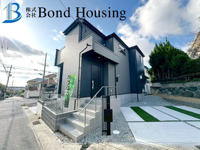 「お車並列2台駐車可」「長期優良住宅」神陵台8丁目 全2棟 1号棟の前面道路含む現地写真