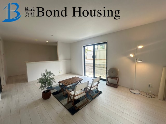 「お車並列2台駐車可」「長期優良住宅」神陵台8丁目 全2棟 1号棟の居間・リビング