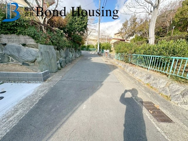 「お車並列2台駐車可」「長期優良住宅」神陵台8丁目 全2棟 1号棟の前面道路含む現地写真