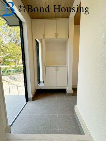 「お車並列2台駐車可」「長期優良住宅」神陵台8丁目 全2棟 1号棟の玄関