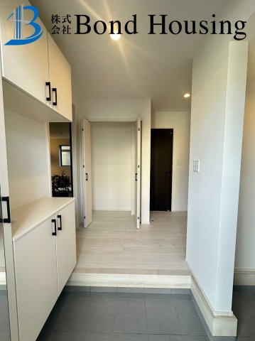 「お車並列2台駐車可」「長期優良住宅」神陵台8丁目 全2棟 1号棟の玄関