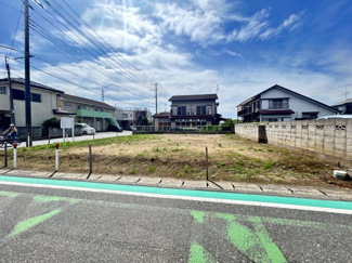 【前面道路含む現地写真】 | 前面道路が幅約7ｍで駐車の楽々！！