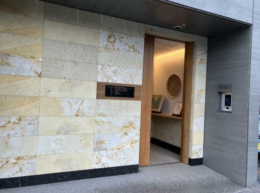 SNビルのエントランス