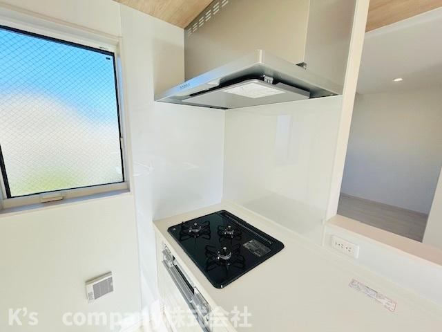 茅ヶ崎市今宿　新築戸建　B号棟のキッチン|同時進行ができる3口コンロ♪