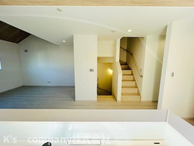 茅ヶ崎市今宿　新築戸建　B号棟の居間・リビング|キッチンからみたリビングスペース♪◇◇