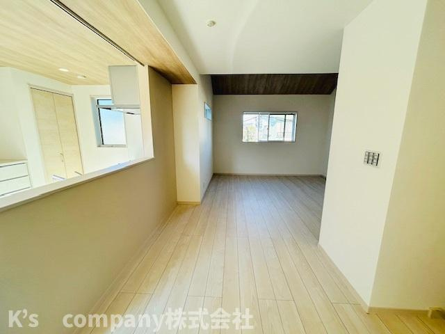 茅ヶ崎市今宿　新築戸建　B号棟の居間・リビング|2階リビングルーム◇◇