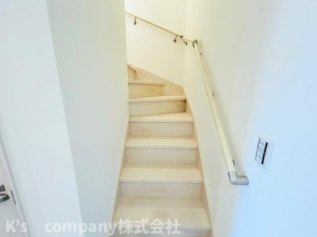 茅ヶ崎市今宿　新築戸建　B号棟の内装|手すり付き階段♪