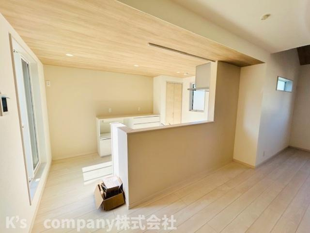 茅ヶ崎市今宿　新築戸建　B号棟の居間・リビング|全体を見わたせる対面式キッチン♪