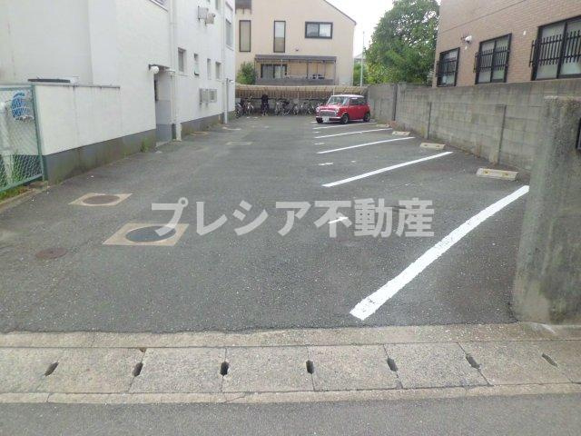 加島第１マンションの駐車場