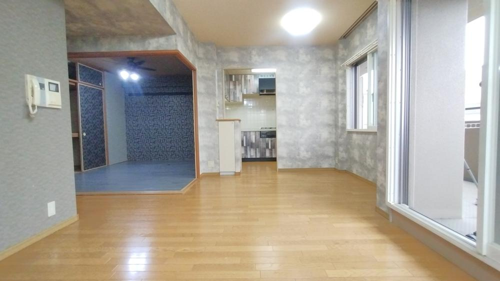 ファインベール守口の居間・リビング|LD10.8帖
■物件内覧・資金計画相談・住宅ローン相談、リフォーム相談、お問合せ受付中■
※当日・翌日のご内覧、ご相談はお電話でのお問合せがスムーズです！