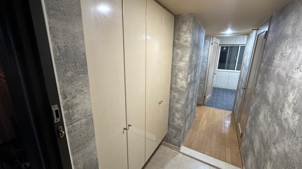 ファインベール守口の内装|玄関ホール　収納付き
■物件内覧・資金計画相談・住宅ローン相談、リフォーム相談、お問合せ受付中■
※当日・翌日のご内覧、ご相談はお電話でのお問合せがスムーズです！