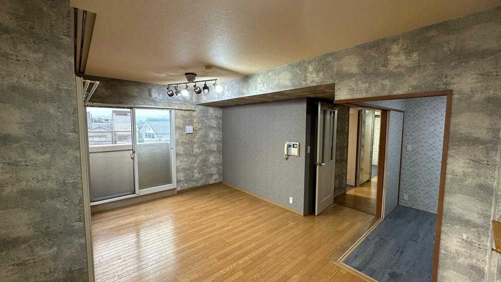 ファインベール守口の居間・リビング|LD10.8帖
■物件内覧・資金計画相談・住宅ローン相談、リフォーム相談、お問合せ受付中■
※当日・翌日のご内覧、ご相談はお電話でのお問合せがスムーズです！