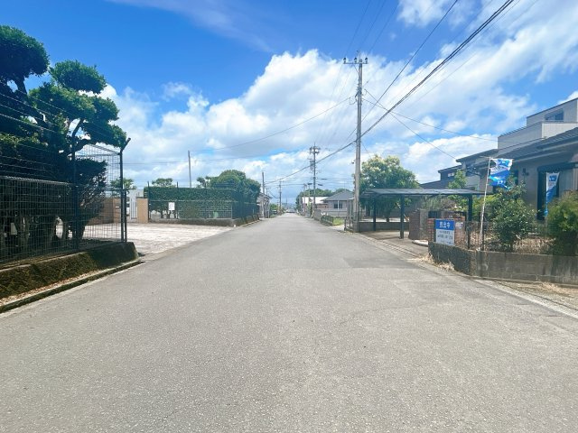 北諸県郡三股町大字宮村の中古一戸建の前面道路含む現地写真