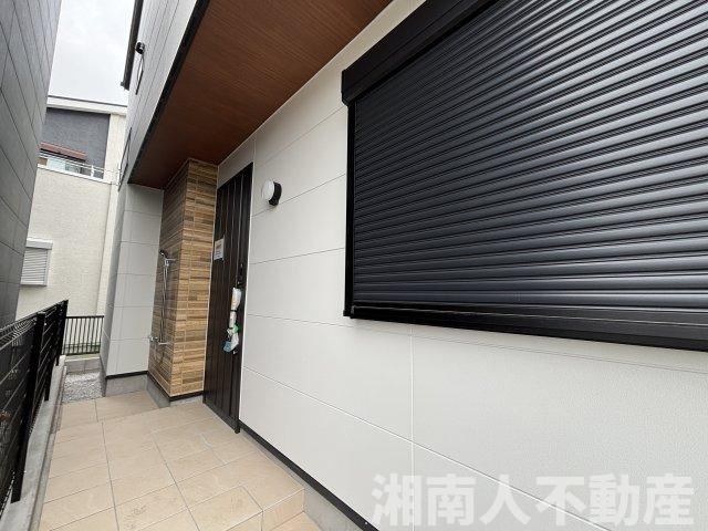 茅ヶ崎市南湖5丁目　新築戸建の玄関