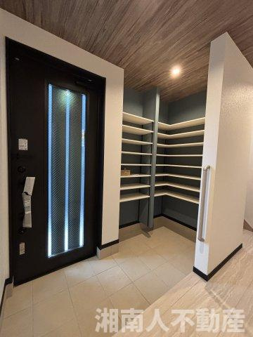 茅ヶ崎市南湖5丁目　新築戸建の玄関