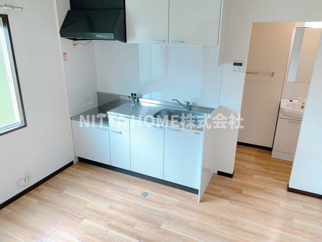 ファミールコーポ高屋4のキッチン|小窓付きのコンロ設置可能なオープンキッチンです◆