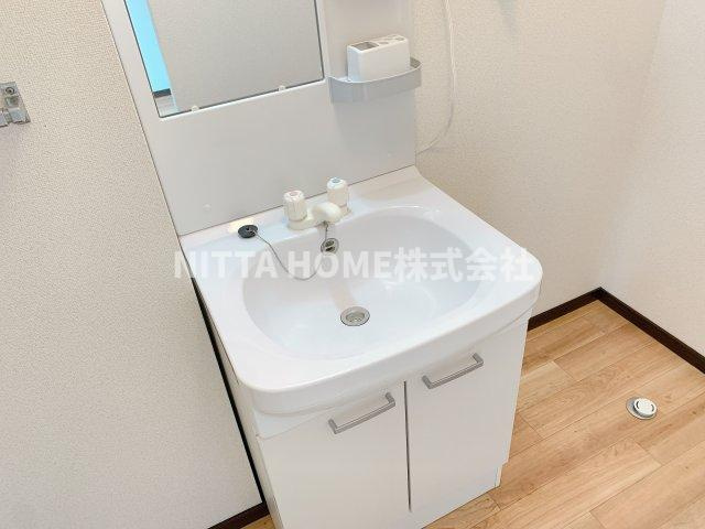 ファミールコーポ高屋4の洗面所|独立洗髪洗面台が付いています＊