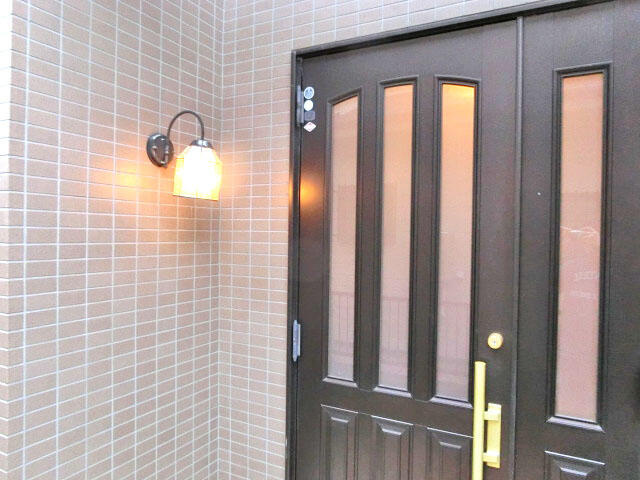 麻生区岡上1丁目貸戸建の玄関