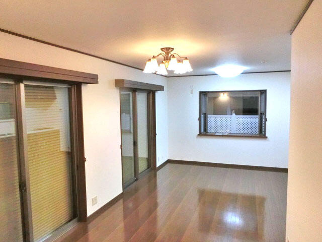 麻生区岡上1丁目貸戸建の居間・リビング