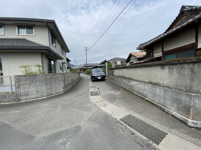 四国中央市土居町の前面道路含む現地写真