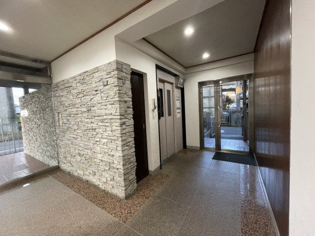 中古マンション　エクセレント熊谷　熊谷市宮本町のロビー|重厚感のあるロビーにはエレベーターが1基！