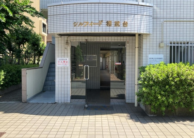 【エントランス】 | シルフィード相武台 | マンションのエントランスには、もともと風よけや防犯の役割がありますが、マンションによって宅配ボックスなどの設備が備わっている所もあります。日々の生活をイメージしながら生活しやすさをチェックしましょう。