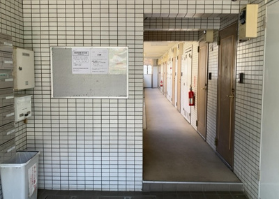 【ロビー】 | シルフィード相武台 | ラウンジは、マンションの共用スペースに椅子やテーブルなどを配置した利用者が寛げる空間です。屋内型ラウンジと屋外型ラウンジがあります。共用部分の管理状況と合わせて、詳細については現地でご確認ください。