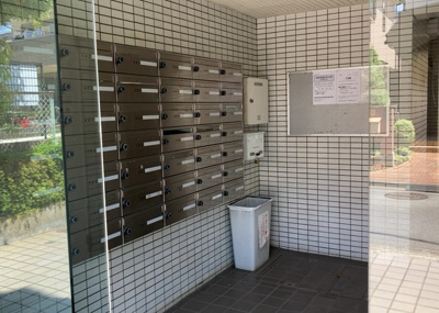 【設備】 | シルフィード相武台 | エントランス付近に設置されている集合ポストは、住んでいる部屋と離れているため、ポストをあさるなど誰かに何かされていても被害に気づきにくいです。入居する時には他人に特定されにくい番号で鍵をかけましょう！