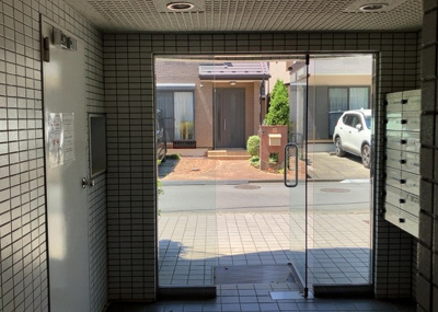 【ロビー】 | シルフィード相武台 | ロビーというと、エントランスと何がちがうの？と思いますよね。実はロビーとエントランスには明確な決まりはありません。物件によっては、エントランスを入って広がるある程度の広さのある空間がロビーとなります。