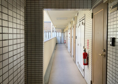 【その他共用部分】 | シルフィード相武台 | 共用部分は、一棟の建物に住む区分所有者全員が共同で所有するとし、共用部分の管理、補修などは、区分所有者で形成される管理組合が行います。個人の判断で勝手に変更することはできませんので覚えておきましょう。