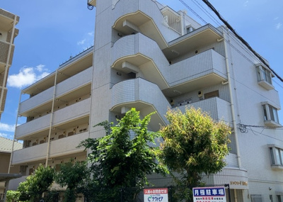 【現況写真】 | シルフィード相武台 | 道幅が広い場所は日当たりや風通が良好です。幅が広いのですれ違いも可能ですし大きな車でも駐車可能！一方で、大型車が通ることも多くなるため交通量の増加により騒音に繋がります。また土地の値段が高くなります。