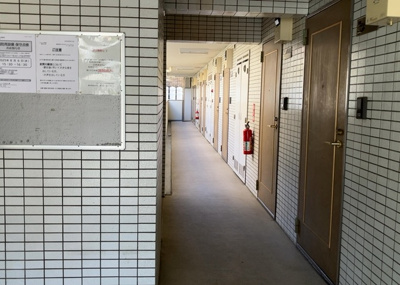 【玄関】 | シルフィード相武台 | 玄関は家の顔でもあり、家族以外の目にも止まる場所です。玄関は外との間を仕切る扉、靴などをしまっておく収納スペース、靴脱ぎのたたきスペース、来客とのやり取りをするドアホンなど複数のアイテムからなります。